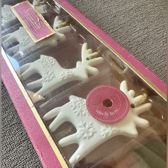 6 Mini Scented Ceramic Christmas Trees with Gold Ribbon Hangers - Picture 2 of 4